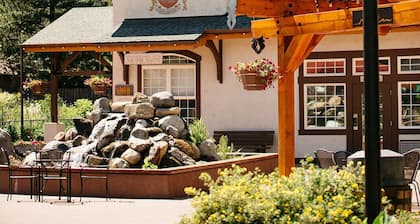 2BHK - Top Floor • Pool • Hot Tub • Walk to Town • Pickleball • Basketball • AC