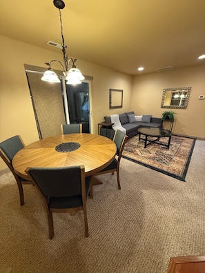 Interior - 2BHK - Top Floor • Pool • Hot Tub • Walk to Town • Pickleball • Basketball • AC (Leavenworth)