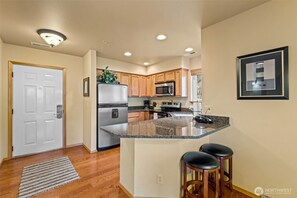 Microwave, oven, dishwasher - Charming 2-bedroom condo in wonderful Leavenworth with Pool, fitness, pickleball (Leavenworth)