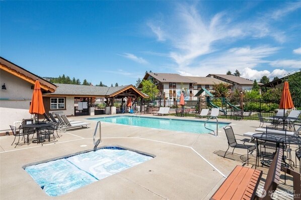Pool - Charming 2-bedroom condo in wonderful Leavenworth with Pool, fitness, pickleball (Leavenworth)