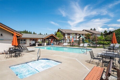 Charming 2-BHK - Top Floor • Pool •  Hot Tub • Walk to Town • Pickleball