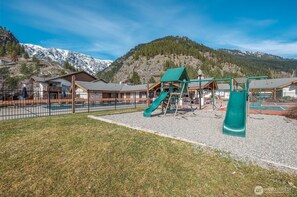 Children's area - Charming 2-bedroom condo in wonderful Leavenworth with Pool, fitness, pickleball (Leavenworth)