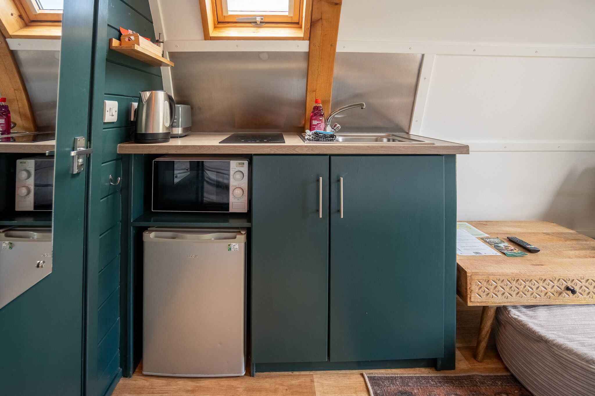 Kühlschrank, Mikrowelle, Herdplatte, Wasserkocher