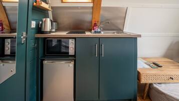 Kühlschrank, Mikrowelle, Herdplatte, Wasserkocher