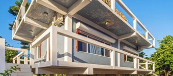 Charming apt with rooftop palapa bar & splash pool