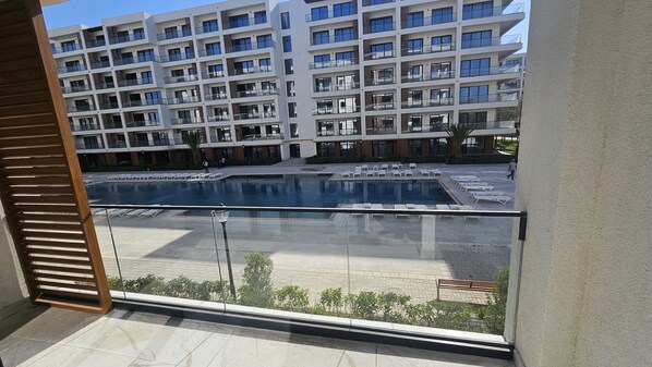 Comfort-lejlighed - balkon - udsigt til pool | Terrasse/gårdhave