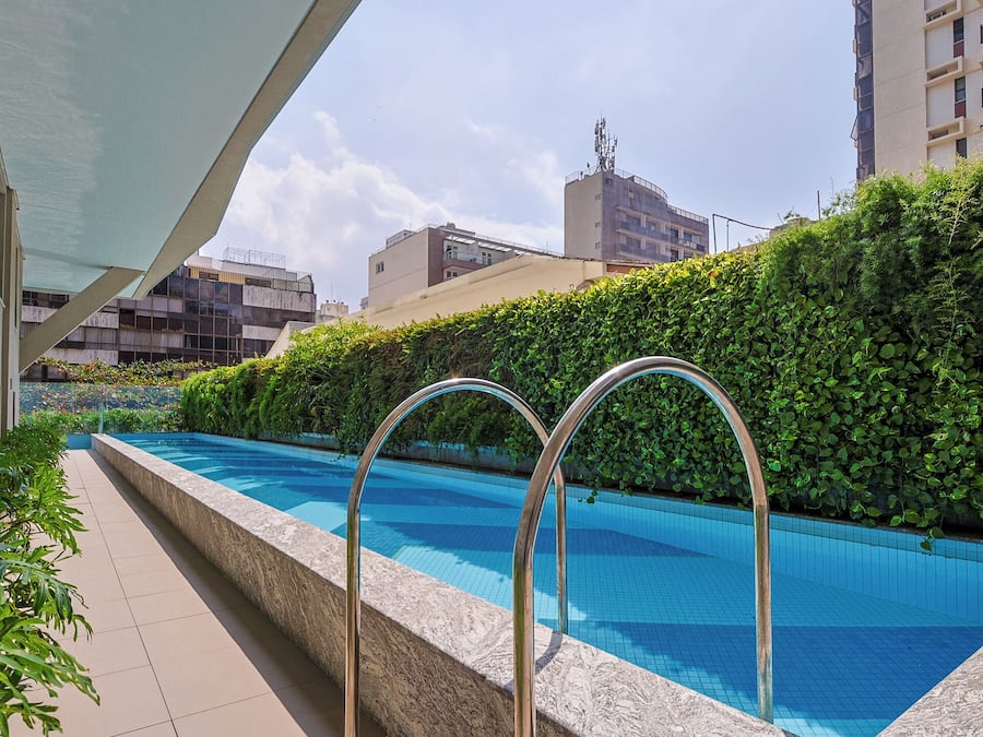 Piscina externa, espreguiçadeiras, salva-vidas no local