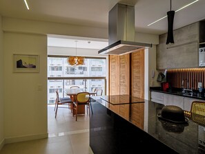 Apartamento 1 Dormitório Casal | 전용 주방 | 냉장고, 전자레인지, 오븐, 쿡탑