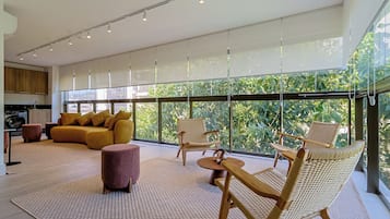 Apartamento familiar | Sala de estar | Smart TV de 40 pulgadas con canales digitales