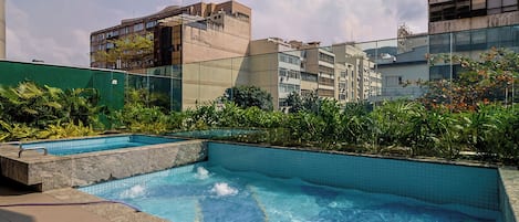 Außenpool, Liegestühle, Rettungsschwimmer vor Ort