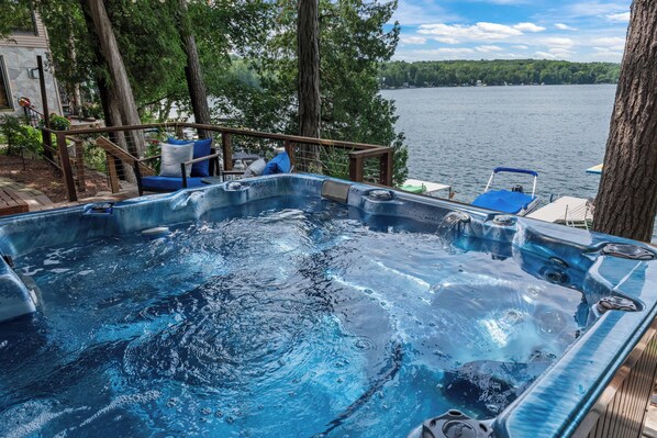 Outdoor spa tub
