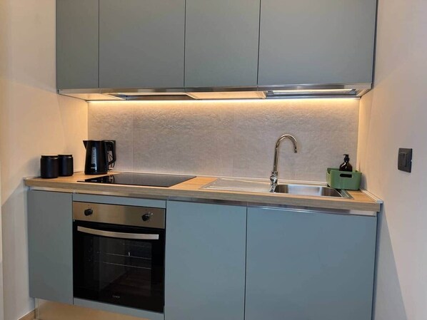 Een koelkast, een magnetron, een oven, een kookplaat