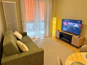 Televisión, chimenea y estéreo