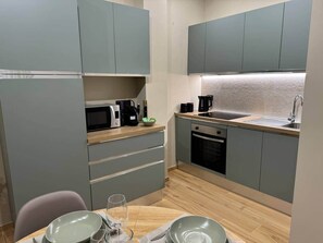 Frigorifero, microonde, forno, piano cottura