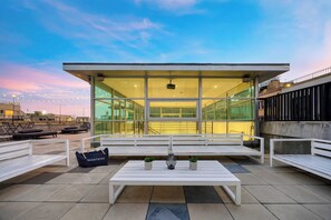 House (2 Bedrooms) | Interior - Skyline Lofts by Avantstay: a Multi-level Industrial-chic Retreat in Dtla With Rooftop Views, Soaring Ceilings & Steps to Dining, Music & Culture (Los Angeles)
