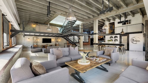 Skyline Lofts by Avantstay: a Multi-level Industrial-chic Retreat in Dtla With Rooftop Views, Soaring Ceilings & Steps to Dining, Music & Culture