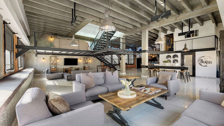 Skyline Lofts by Avantstay: a Multi-level Industrial-chic Retreat in Dtla With Rooftop Views, Soaring Ceilings & Steps to Dining, Music & Culture