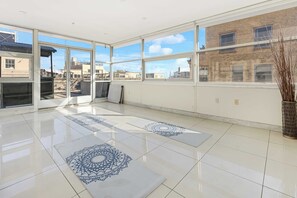 House (2 Bedrooms) | Interior - Skyline Lofts by Avantstay: a Multi-level Industrial-chic Retreat in Dtla With Rooftop Views, Soaring Ceilings & Steps to Dining, Music & Culture (Los Angeles)