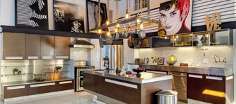 Skyline Lofts by Avantstay: a Multi-level Industrial-chic Retreat in Dtla With Rooftop Views, Soaring Ceilings & Steps to Dining, Music & Culture