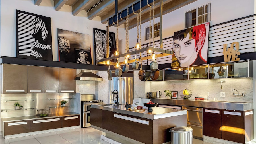 Skyline Lofts by Avantstay: a Multi-level Industrial-chic Retreat in Dtla With Rooftop Views, Soaring Ceilings & Steps to Dining, Music & Culture