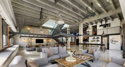 Skyline Lofts by Avantstay: a Multi-level Industrial-chic Retreat in Dtla With Rooftop Views, Soaring Ceilings & Steps to Dining, Music & Culture