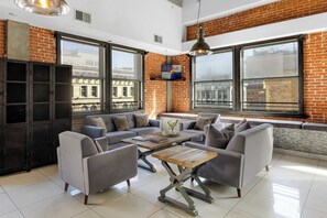 Interior - Skyline Lofts by Avantstay: a Multi-level Industrial-chic Retreat in Dtla With Rooftop Views, Soaring Ceilings & Steps to Dining, Music & Culture (Los Angeles)