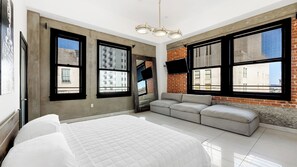 Interior - Skyline Lofts by Avantstay: a Multi-level Industrial-chic Retreat in Dtla With Rooftop Views, Soaring Ceilings & Steps to Dining, Music & Culture (Los Angeles)