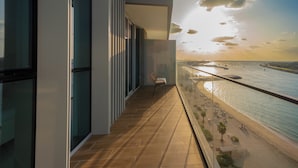 A balcony with a view of a beach and a body of water. - Pure Voyage Beachfront (Dubai)