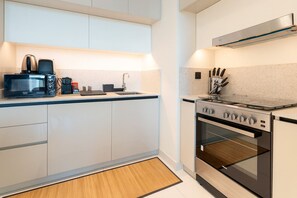 Luksusleilighet, 1 soverom, balkong | Eget kjøkken | Kjøleskap, mikrobølgeovn, ovn og kokeplater