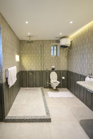 Phòng Suite dành cho gia đình, ban công, quang cảnh vườn | Phòng tắm | Dép đi trong nhà 
