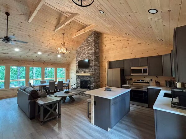 Interior - 3/2 w/Hot Tub Bear Top Lookout (Cosby)