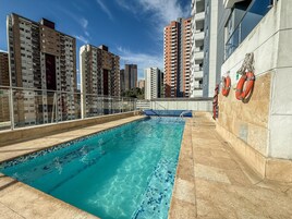 Una piscina al aire libre