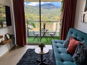 Comfort appartement, balkon, uitzicht op bergen | Woonkamer