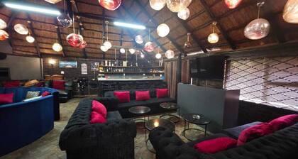 Ultimate Getaway:Entertainer's Dream 4BR House with Bar,Game R,&Dual Living Area