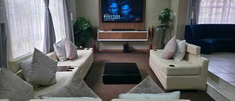 Télévision, cheminée