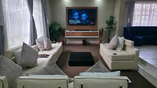 Ultimate Getaway:Entertainer's Dream 4BR House with Bar,Game R,&Dual Living Area