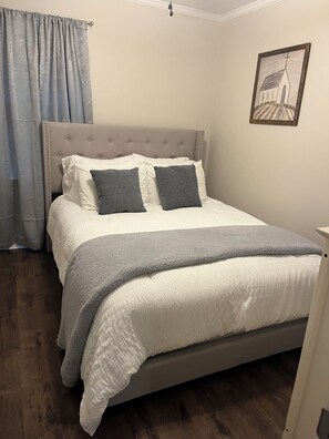 3 slaapkamers, een strijkplank/strijkijzer, reisbedje, wifi