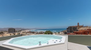 Un jacuzzi con vista a la playa y al océano.