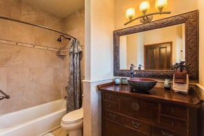Casa, varias camas, balcón, vista al océano (Kona Bliss at Kona Onenalo) | Baño