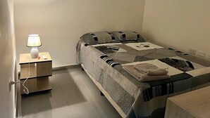 2 عدّة غرف نوم وخدمة الإنترنت وملاءات أسرّة