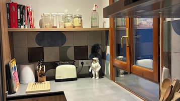 Een magnetron, een oven, een kookplaat, een vaatwasser