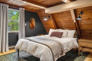 2 bedrooms, desk, WiFi, bed sheets