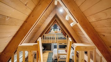 2 bedrooms, desk, WiFi, bed sheets