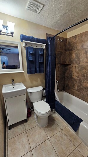 Ein Badezimmer mit Toilette, Waschbecken und Badewanne.