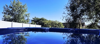 Terrific 3-bedroom, 2 Bath House Lower Unit, Hot Tub, King Private Suite, Yard