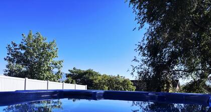 Terrific 3-bedroom, 2 Bath House Lower Unit, Hot Tub, King Private Suite, Yard