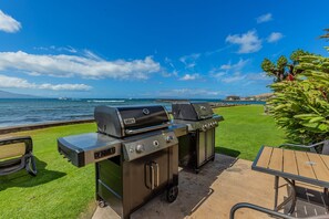 Outdoor dining - Gorgeous 3-Bedroom Condo in Ma'alaea With Extra Large Waterfront Lanai (Wailuku)