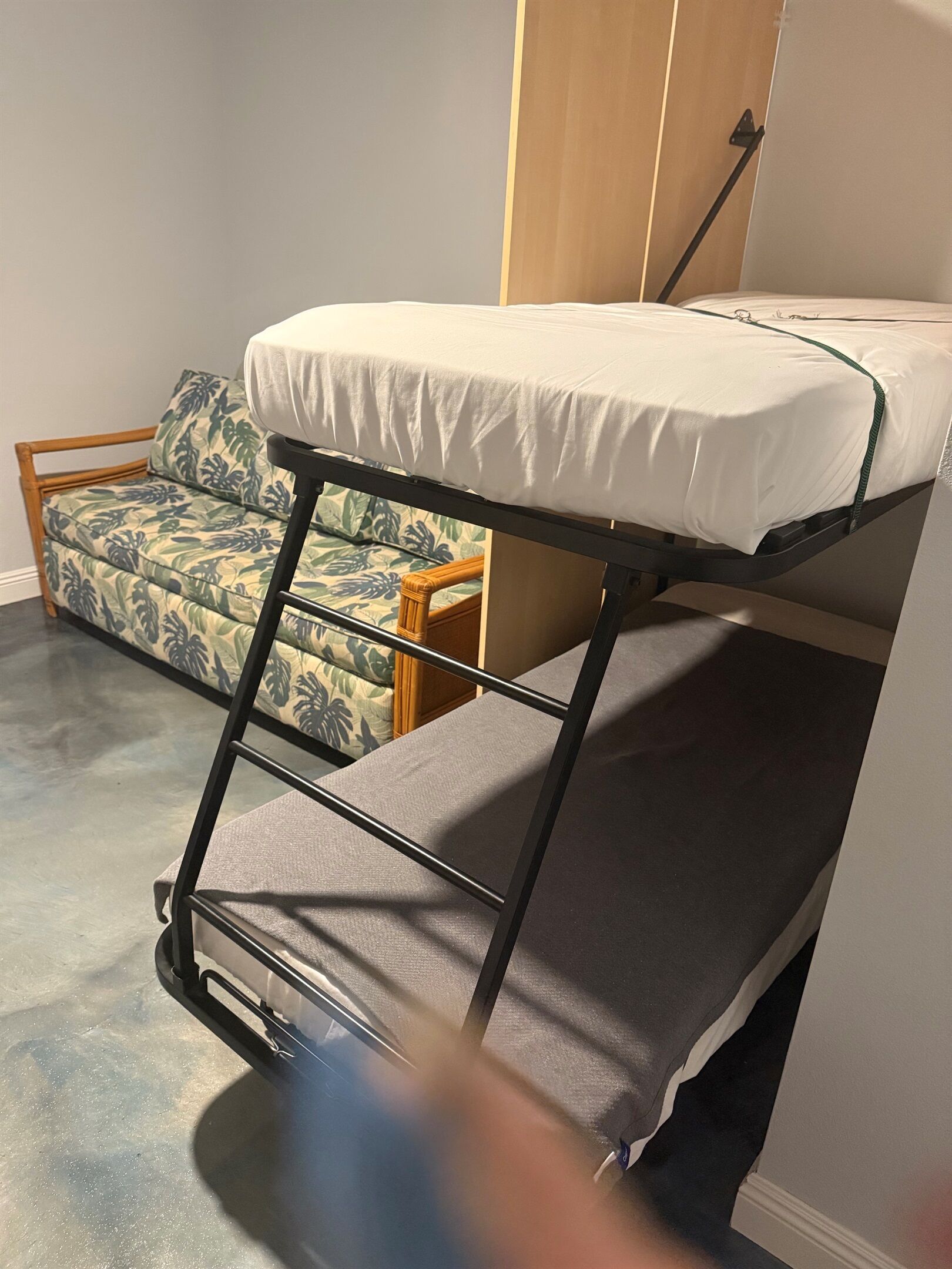 Una cama litera con colchón y una plataforma inferior para dormir.