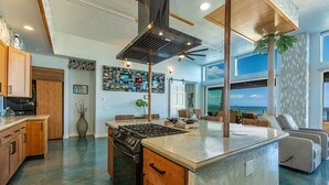 Una cocina amplia con una isla central, armarios de madera y una cocina grande.