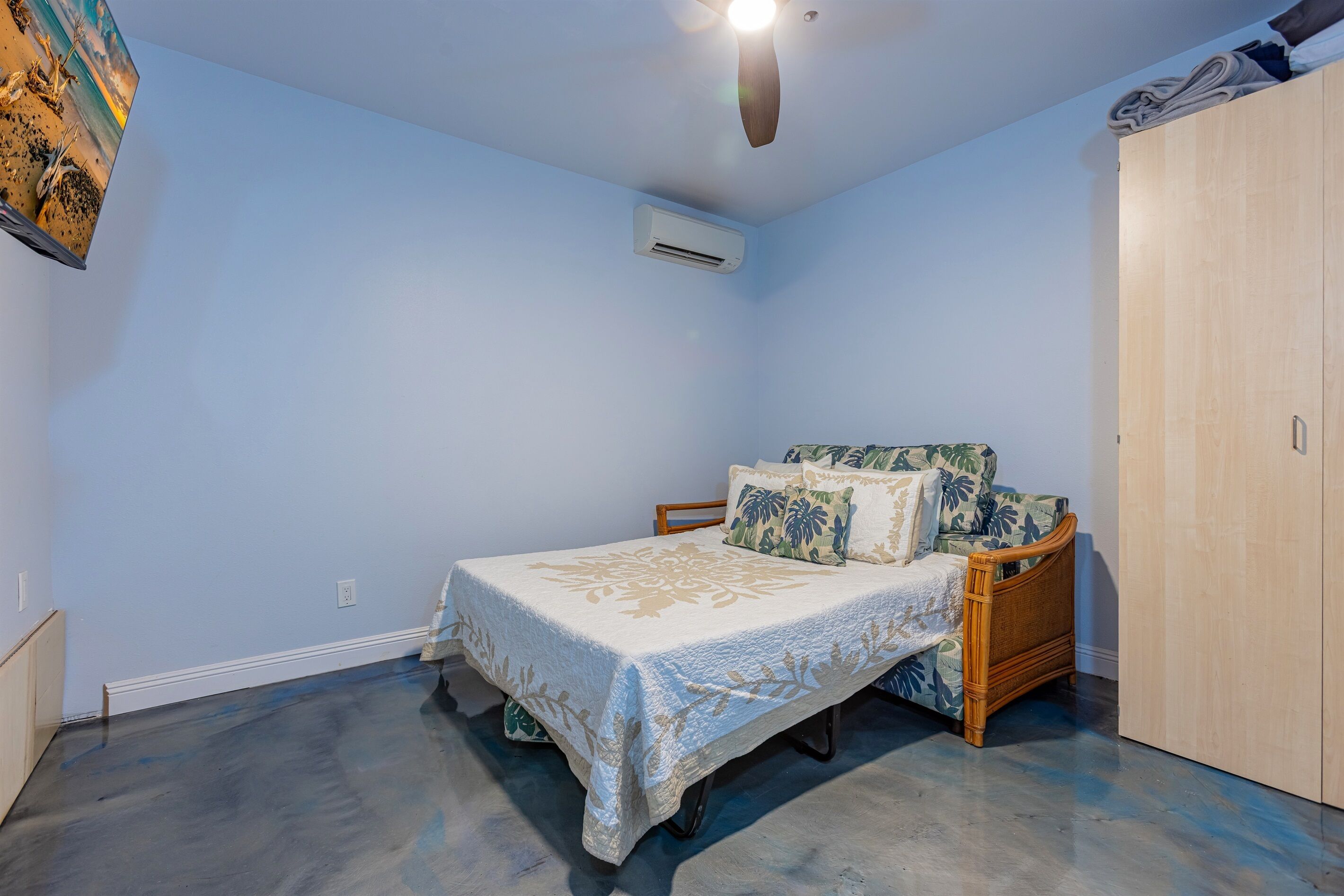Un dormitorio con cama, armario y aire acondicionado.